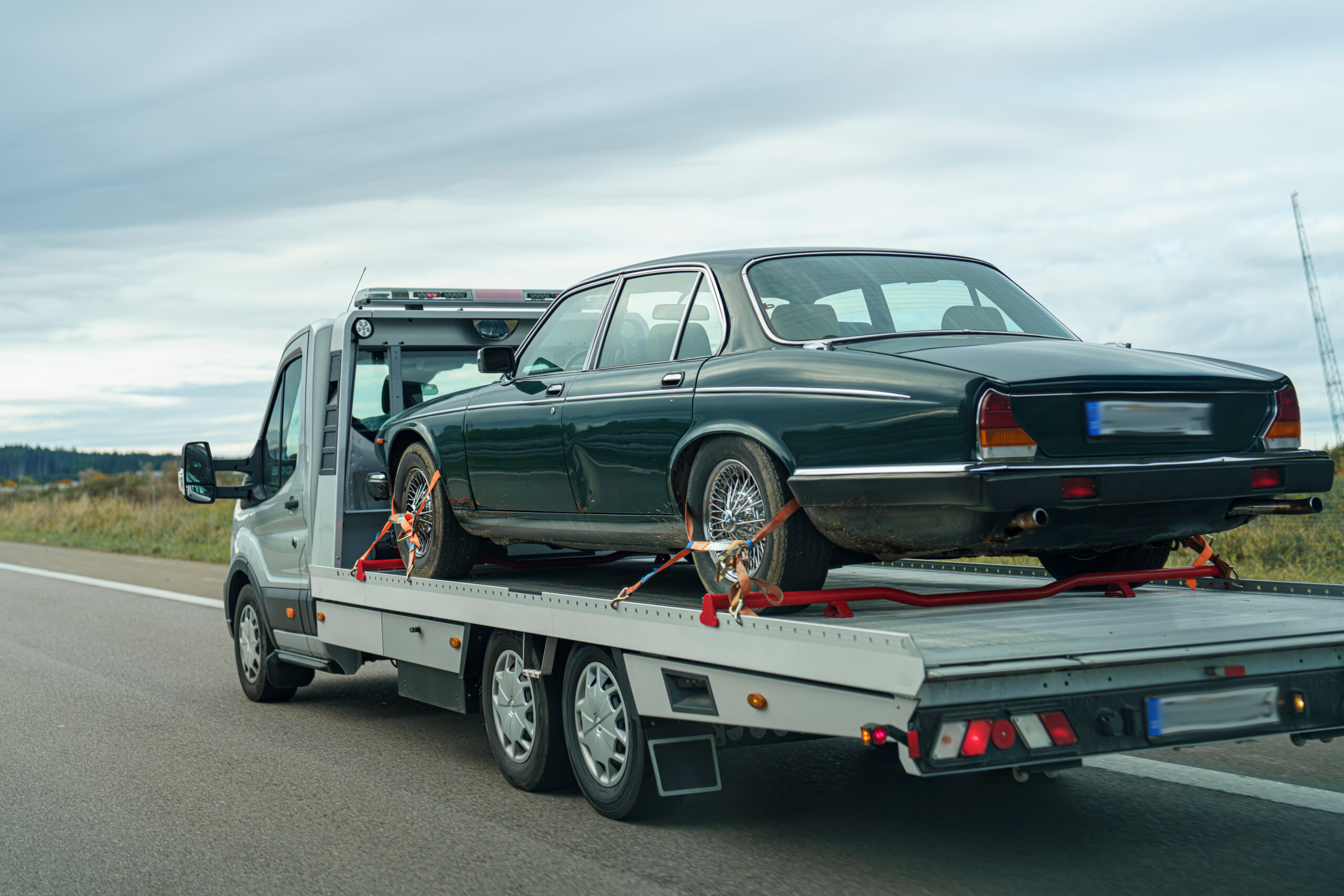 Special transport for transportation and transport of faulty vehicles on a trailer on the road.