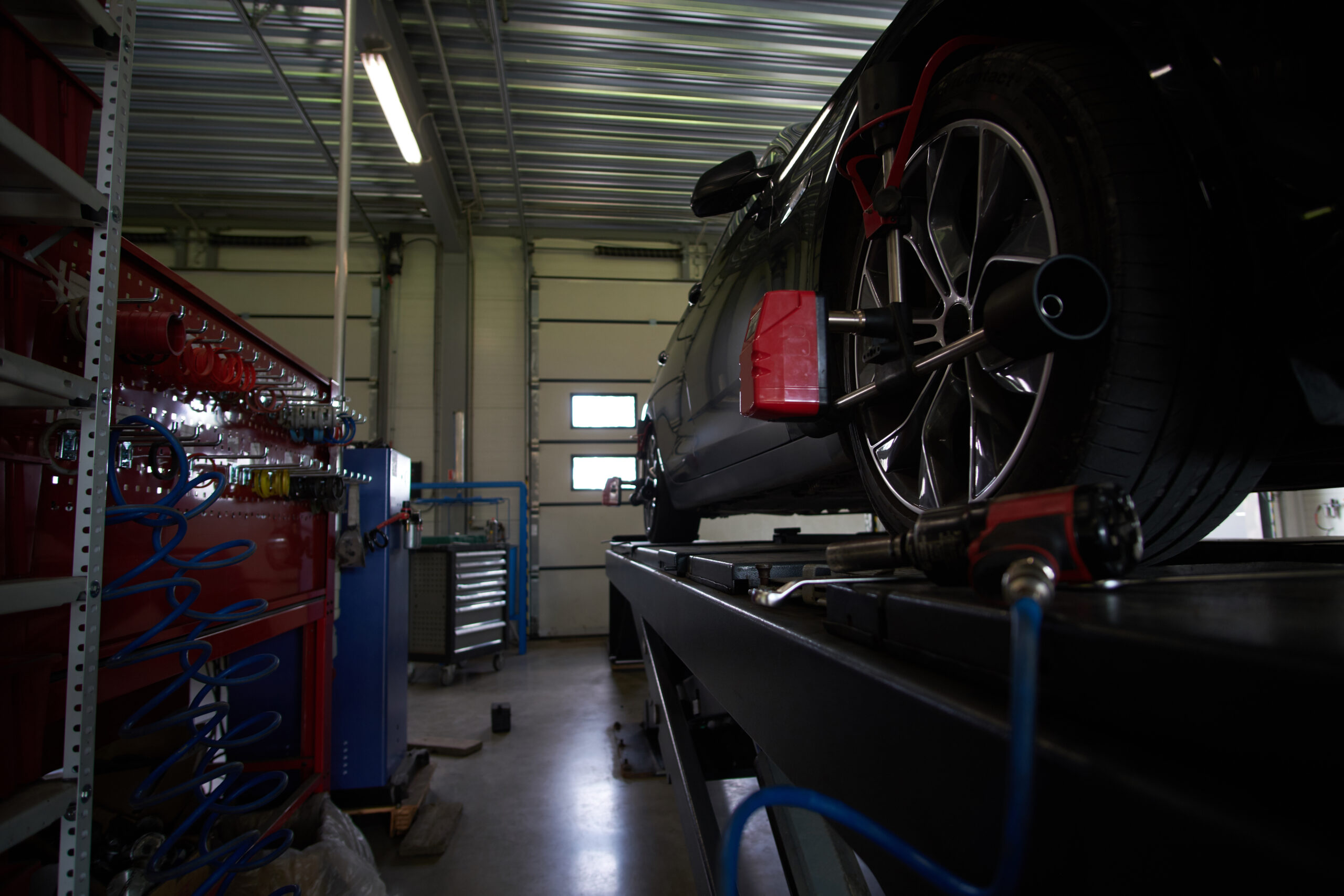 Balancing of car’s tyres at auto workshop